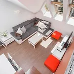 Cheerful Air Conditioned With Mezzanine And Parking - Old Town 아파트 *
