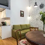 아파트 Cheerful Air Conditioned With Mezzanine And Parking - Old Town
