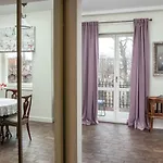 Cheerful Air Conditioned With Mezzanine And Parking - Old Town *