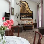 아파트 Cheerful Air Conditioned With Mezzanine And Parking - Old Town