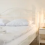Cheerful Air Conditioned With Mezzanine And Parking - Old Town *