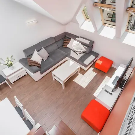 Cheerful Air Conditioned With Mezzanine And Parking - Old Town Lägenhet *