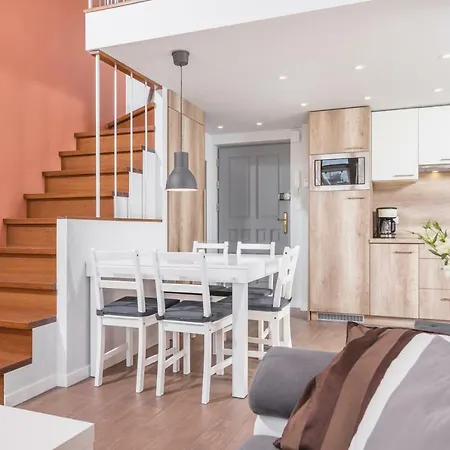 아파트 Cheerful Air Conditioned With Mezzanine And Parking - Old Town