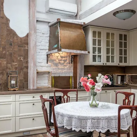 Cheerful Air Conditioned With Mezzanine And Parking - Old Town *