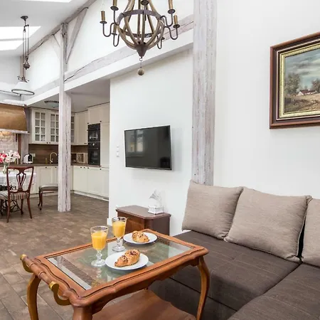 아파트 Cheerful Air Conditioned With Mezzanine And Parking - Old Town