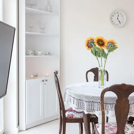 Cheerful Air Conditioned With Mezzanine And Parking - Old Town *