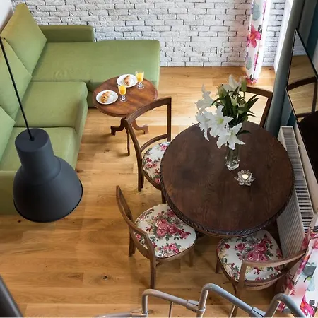 Cheerful Air Conditioned With Mezzanine And Parking - Old Town