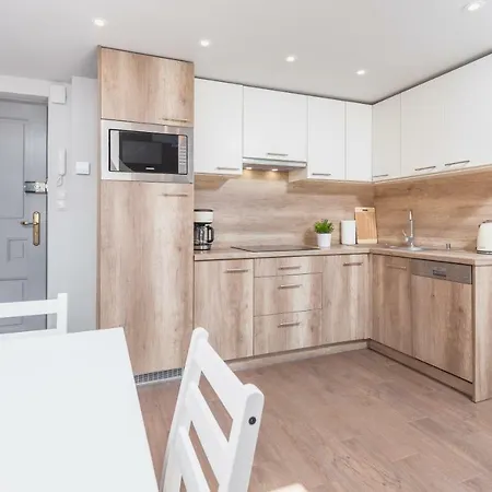 Cheerful Air Conditioned With Mezzanine And Parking - Old Town アパート