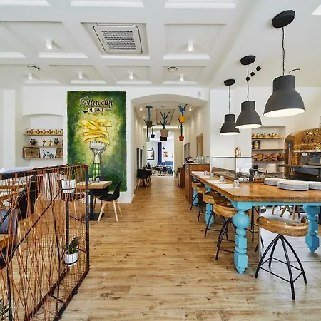 Cheerful Air Conditioned With Mezzanine And Parking - Old Town アパート