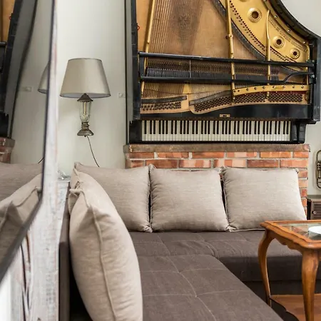 Cheerful Air Conditioned With Mezzanine And Parking - Old Town アパート