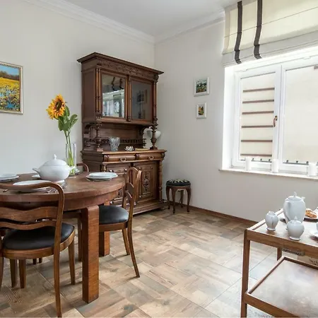 Cheerful Air Conditioned With Mezzanine And Parking - Old Town *