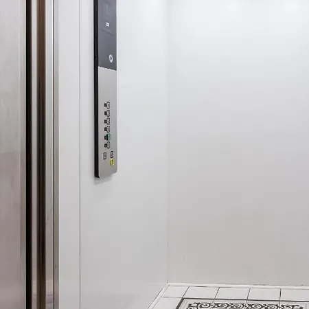 Cheerful Air Conditioned With Mezzanine And Parking - Old Town アパート