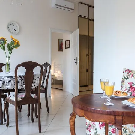 Cheerful Air Conditioned With Mezzanine And Parking - Old Town