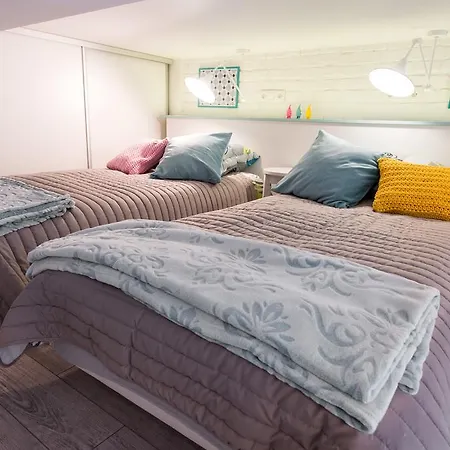 아파트 Cheerful Air Conditioned With Mezzanine And Parking - Old Town *