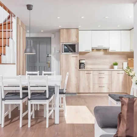 아파트 Cheerful Air Conditioned With Mezzanine And Parking - Old Town